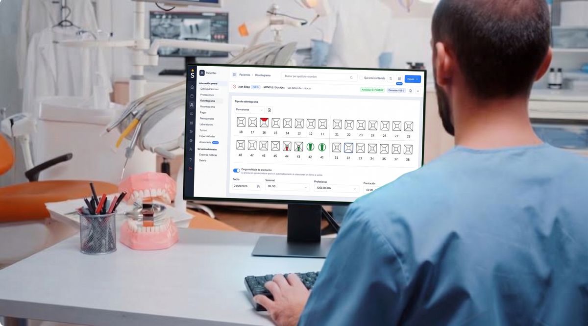 Odontólogo consultando el odontograma de un paciente en la App Web de Bilog