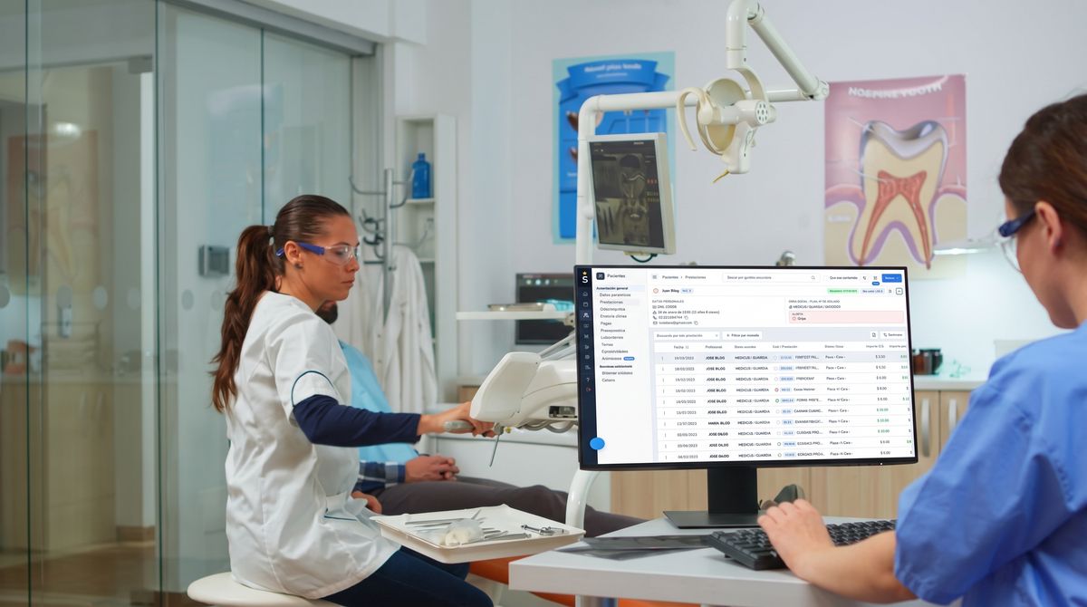 Odontólogos revisando el listado de prestaciones de un paciente en la App Web de Bilog