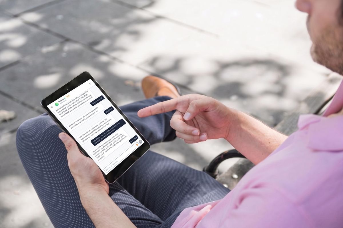Paciente consultando turnos con iAngela, el asistente conversacional de Bilog Turnos, desde una tablet
